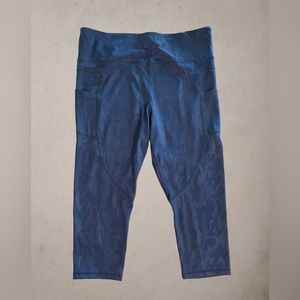 Dark Navy Camo Pocket Light N Tight Capri Leggings